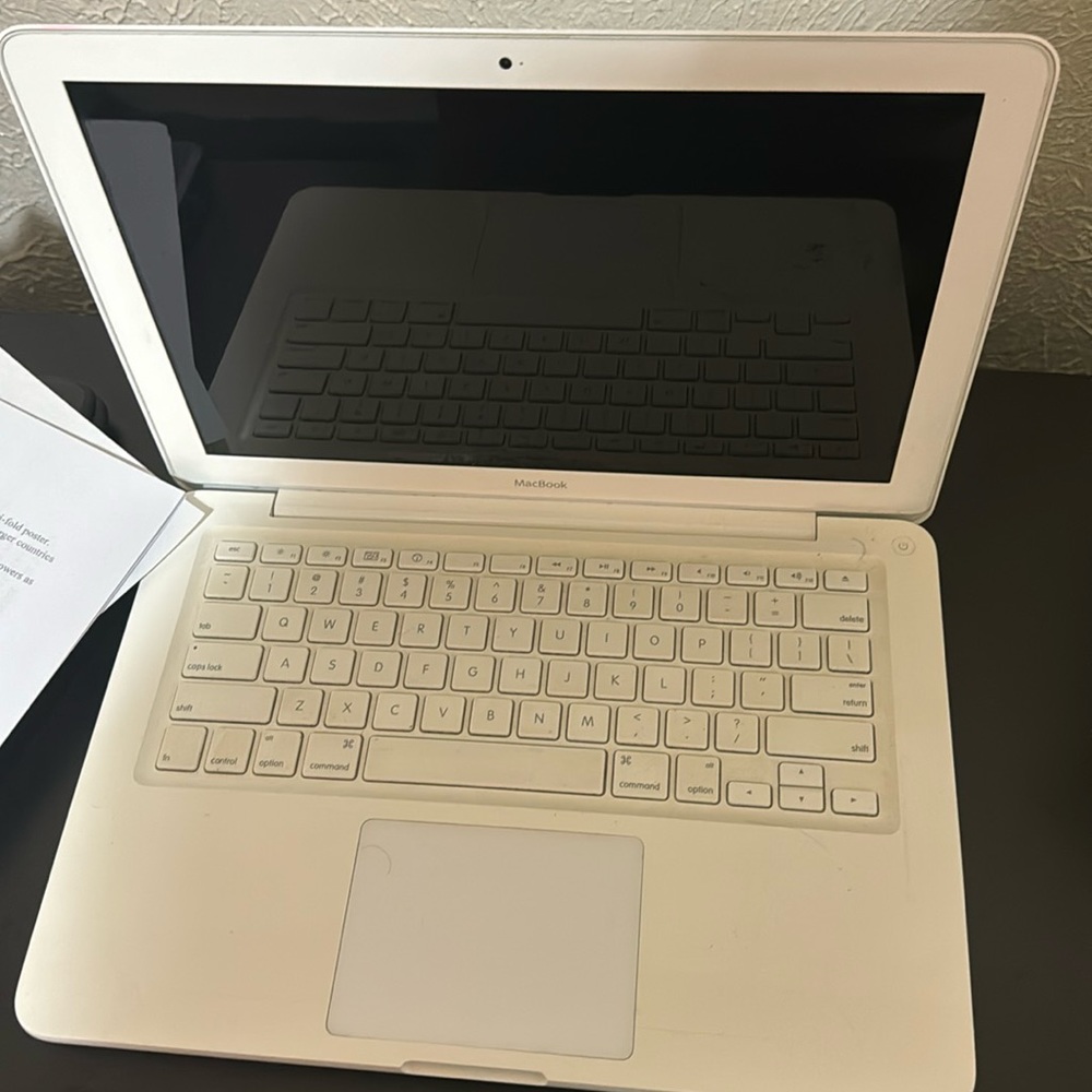 Apple Mac book 2013 white good condition